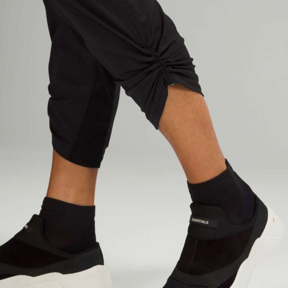 Lululemon Women's Dance Studio Mid-Rise Crop 25" Black Size 10 - Picture 3 of 9